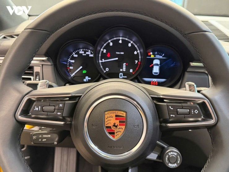 1792347470-6649432a3e-vov-porsche-macan-vang-25-width740height555 Ngắm bộ đôi Porsche Macan "độc bản" được sơn tại Việt Nam - 13