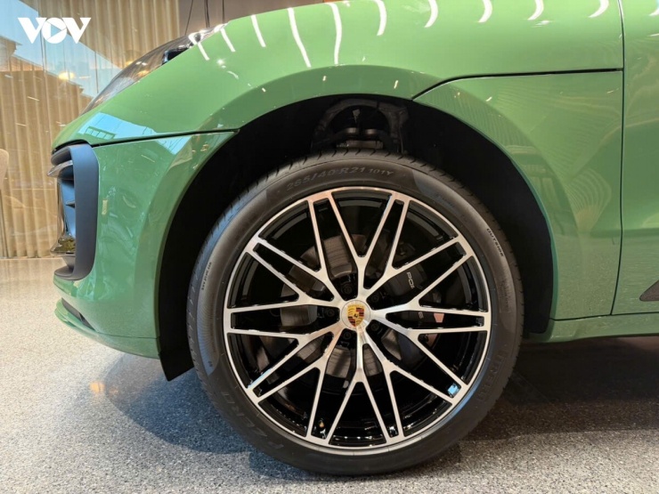 1792347473-f8711228cd-vov-porsche-macan-xanh-42-width740height555 Ngắm bộ đôi Porsche Macan "độc bản" được sơn tại Việt Nam - 21
