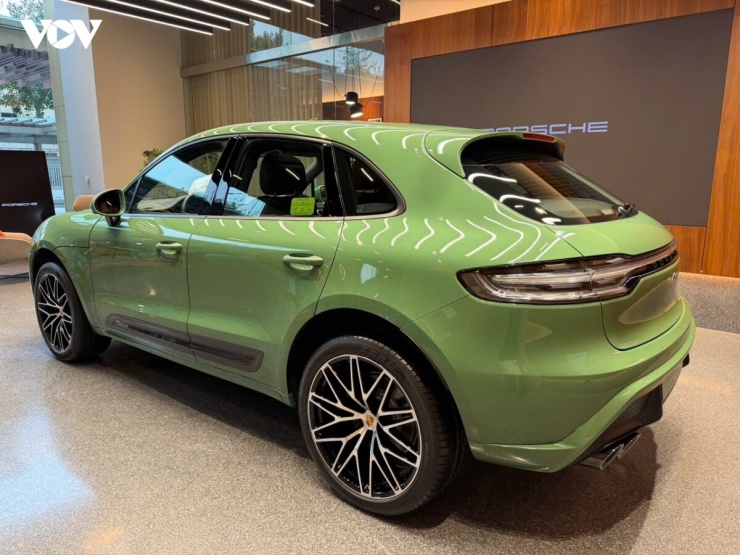 1792347474-a50eb34e0b-vov-porsche-macan-xanh-5-width740height555 Ngắm bộ đôi Porsche Macan "độc bản" được sơn tại Việt Nam - 22