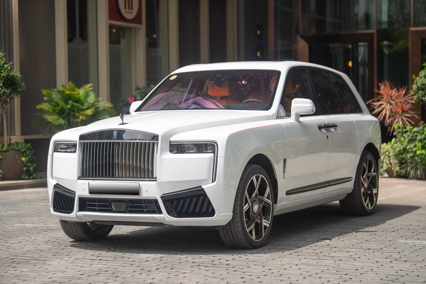 1793153005-1a19083d6f-rr-trang-width1390height926 Chiếc Rolls-Royce Cullinan Black Badge được sử dụng để đưa đón nhóm nhạc Big Bang tại Hà Nội tuần qua. Ảnh: S.T. Auto