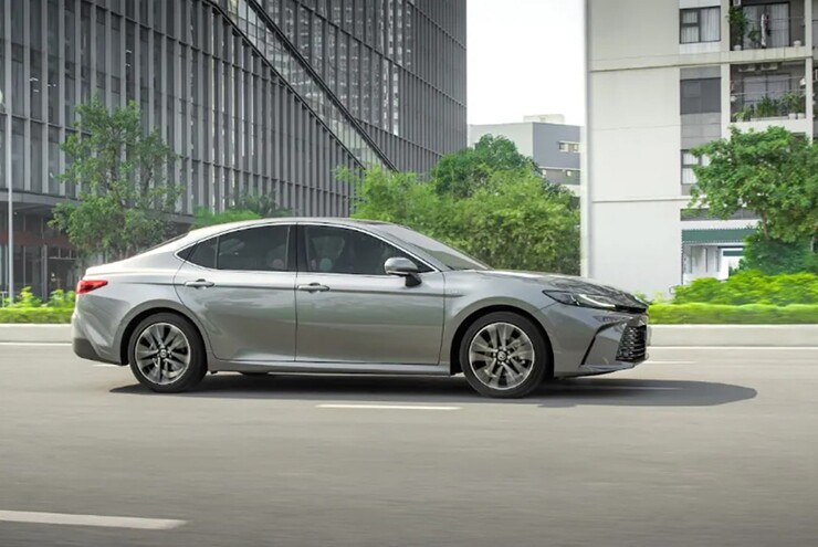 3-1791984081-680-width740height495 Camry đang một mình một ngựa trong phân khúc sedan hạng D.