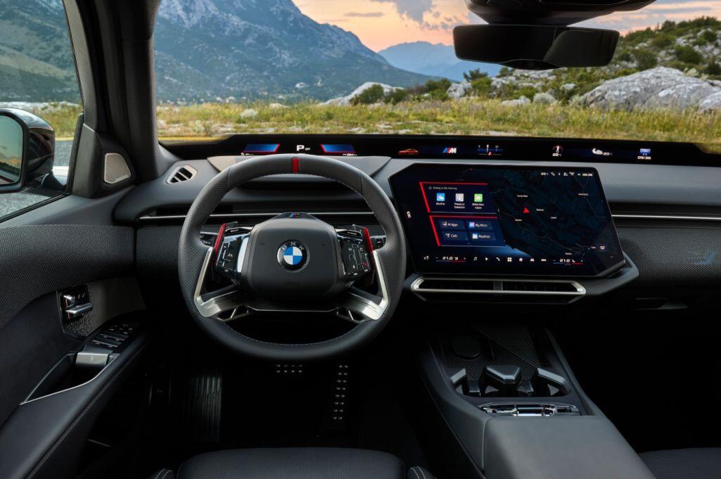 Bản M350 xDrive sở hữu ghế M Sport với phần đệm hông nâng cao.