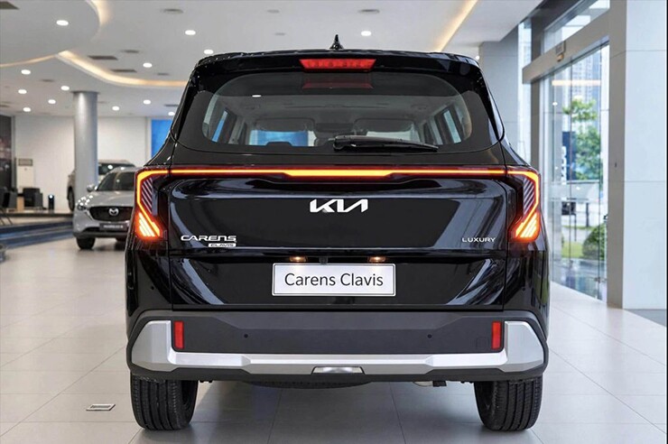 Ảnh thực tế Kia Carens Clavis tại đại lý, giá từ 639 triệu đồng - 3
