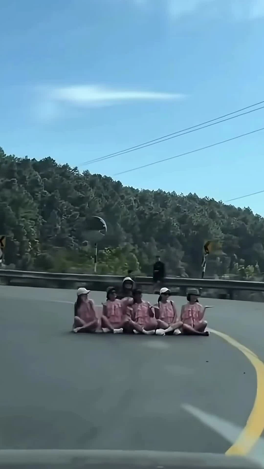 6 phụ nữ bị phạt vì ngồi giữa đường đèo Hải Vân chụp ảnh
