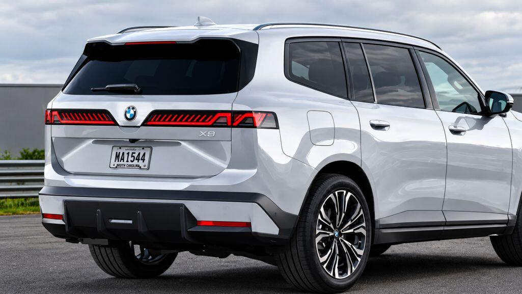 9-1-1792841560-452-width1025height577 BMW chưa tiết lộ cấu hình kỹ thuật của mẫu SUV mới.
