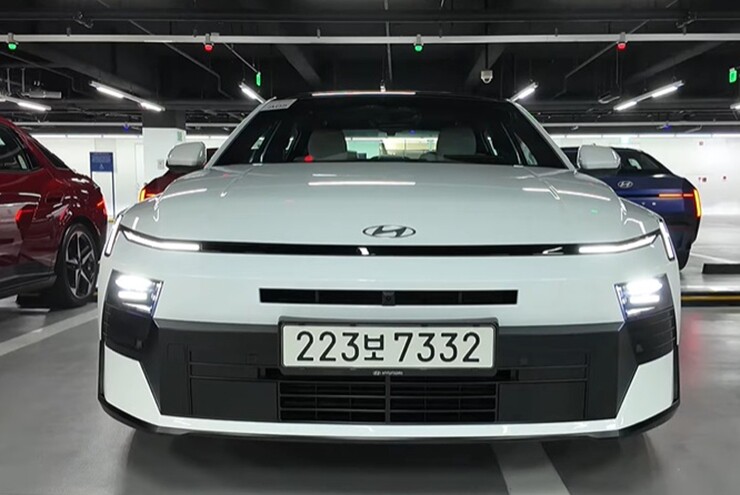 Elantra mới có hai lựa chọn hệ truyền động thuần xăng và động cơ lai hybrid.