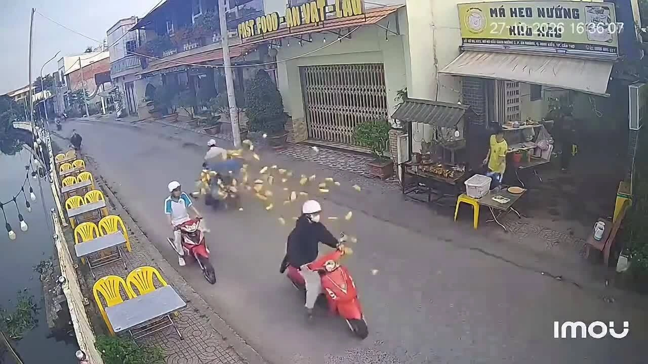 Bánh mỳ văng đầy đường sau va chạm xe máy