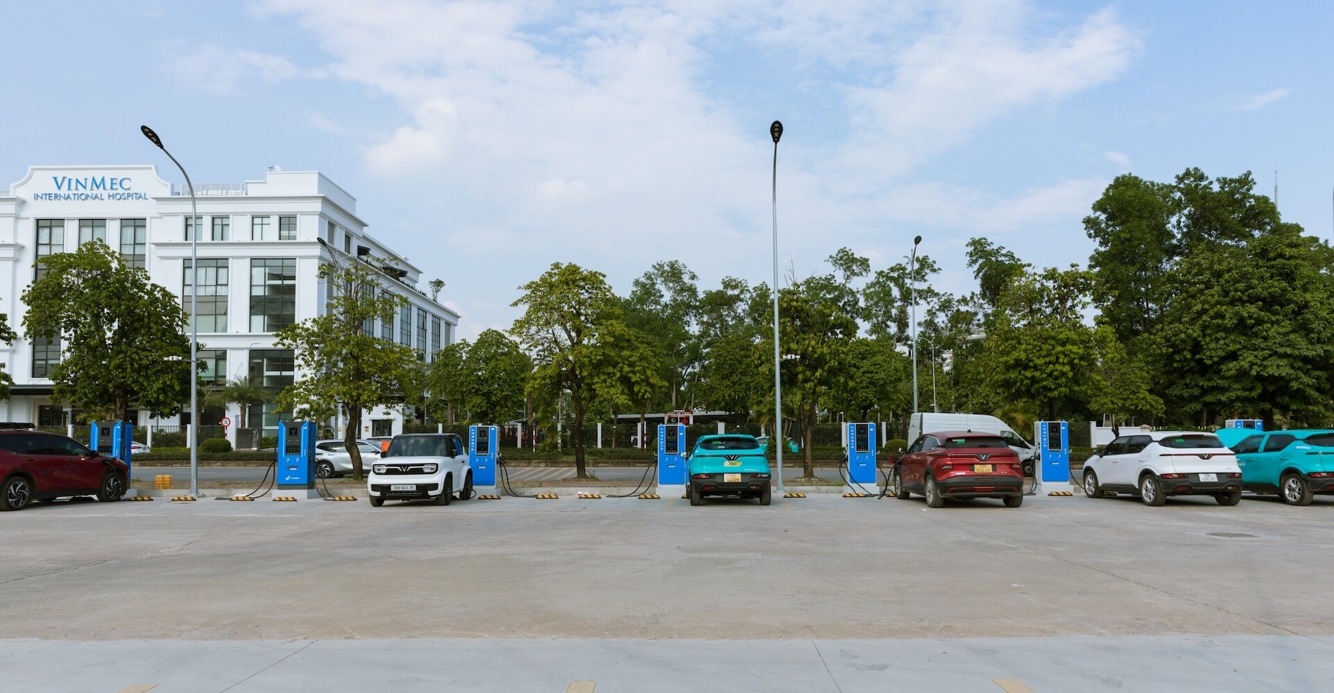 ben-trong-tram-sac-o-to-dien-v-green-quy-mo-lon-nhat-viet-nam-hon-1000-cong-tai-ha-noi-a2-1792658563-928-width1920height997 Bên trong trạm sạc ô tô điện V-Green quy mô lớn nhất Việt Nam, hơn 1.000 cổng tại Hà Nội - 2