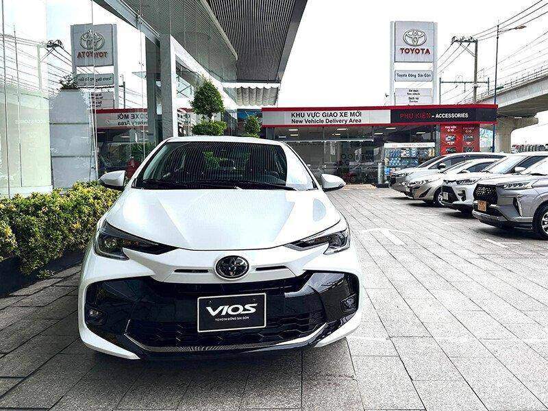 cam-500-trieu-di-mua-xe-lan-dau-chon-sedan-b-hay-suv-do-thi-vios-1792780171-84-width800height600 Toyota Vios trưng bày tại khu vực bàn giao xe của đại lý, nổi bật với tính kinh tế và khả năng giữ giá