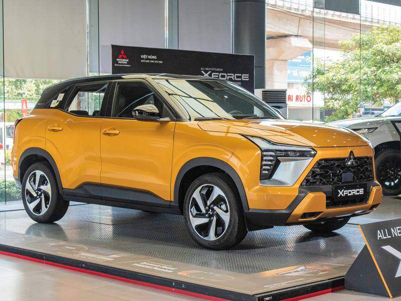 cam-500-trieu-di-mua-xe-lan-dau-chon-sedan-b-hay-suv-do-thi-xforce-1792780171-275-width800height600 Xforce tại showroom, minh họa xu hướng chọn SUV đô thị với thiết kế khỏe khoắn và khoảng sáng gầm cao