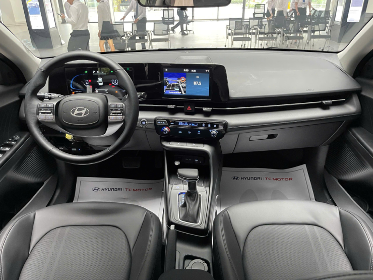 chi-them-vai-chuc-trieu-mua-sedan-b-so-tu-dong-lai-moi-tiet-kiem-duoc-tien-ty-hyundai1-1793093661-925-width740height555 Khoang lái Hyundai Accent có màn hình giải trí, cụm đồng hồ kỹ thuật số và cần số tự động, những trang bị đáng cân nhắc khi mua xe phục vụ gia đình