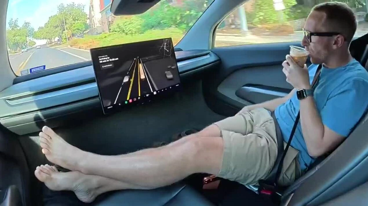Gây tranh cãi vì gác chân lên ghế khi đi robotaxi