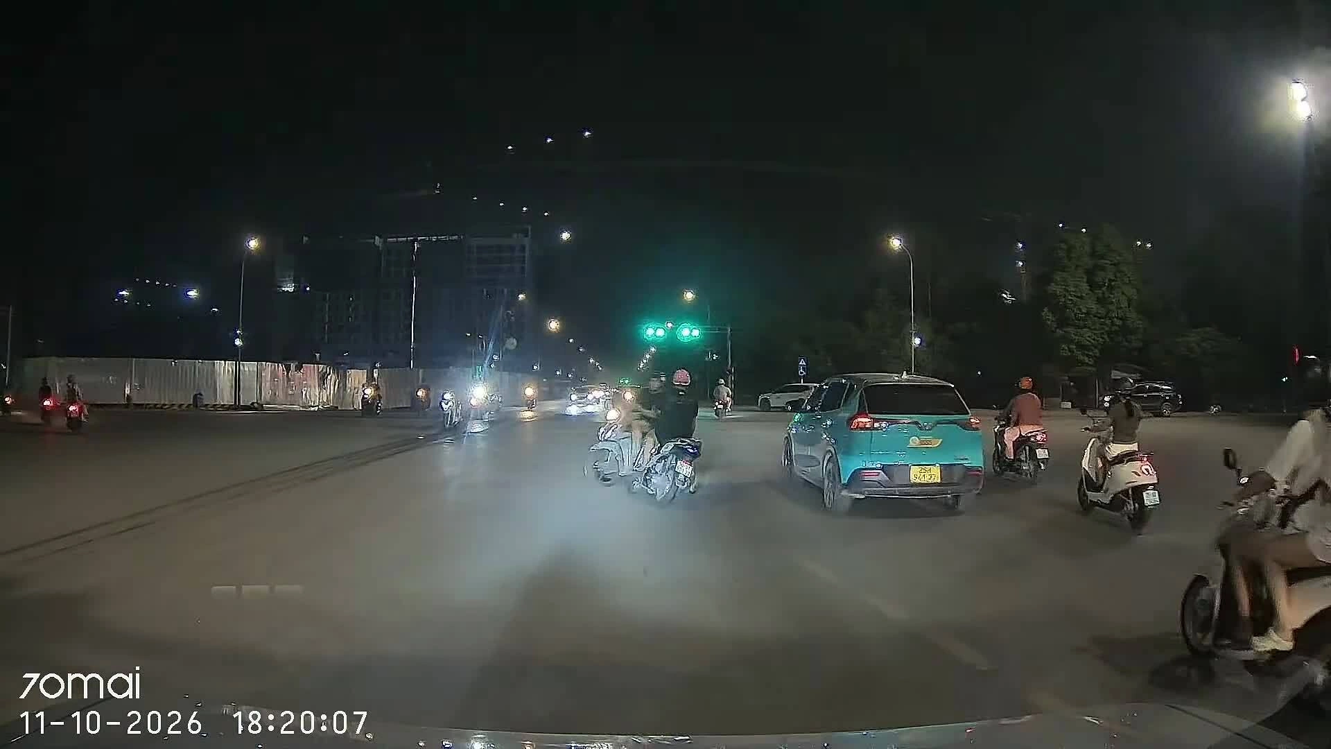 hai-nguoi-di-xe-may-dam-nhau-o-nga-tu-1791765322 Hai người đi xe máy đâm nhau ở ngã tư