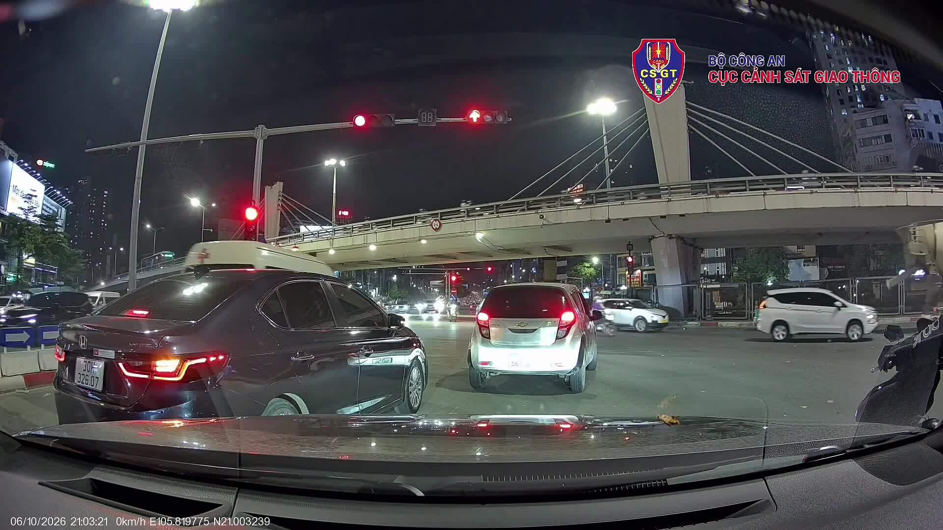 Hai ôtô vượt đèn đỏ nhường xe cứu thương không bị phạt