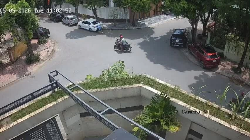 hai-xe-may-va-cham-giua-nga-tu-nguoi-khong-bi-thuong-bo-di-1778399697 Hai xe máy va chạm giữa ngã tư, người không bị thương bỏ đi