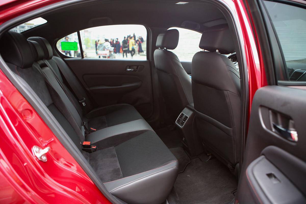 hang-sau-ganh-them-ghe-tre-em-sedan-hang-b-lo-diem-manh-yeu-ra-sao-hondacity1-1791798571-730-width1200height800 Honda City được đặt lên bàn cân về khả năng bố trí ghế trẻ em và chỗ ngồi cho các thành viên còn lại