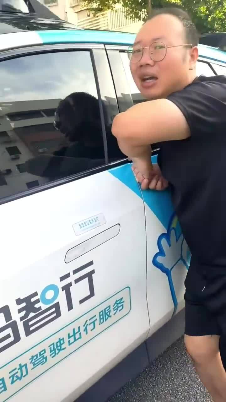 Hành khách bị kẹp ngón tay vào cửa xe taxi tự lái