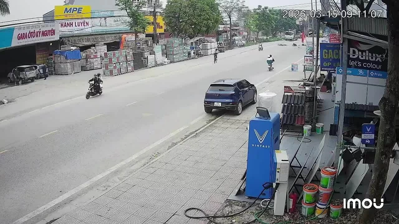 hoc-sinh-lao-xe-may-toc-do-cao-vao-oto-1773620075 Học sinh lao xe máy tốc độ cao vào ôtô