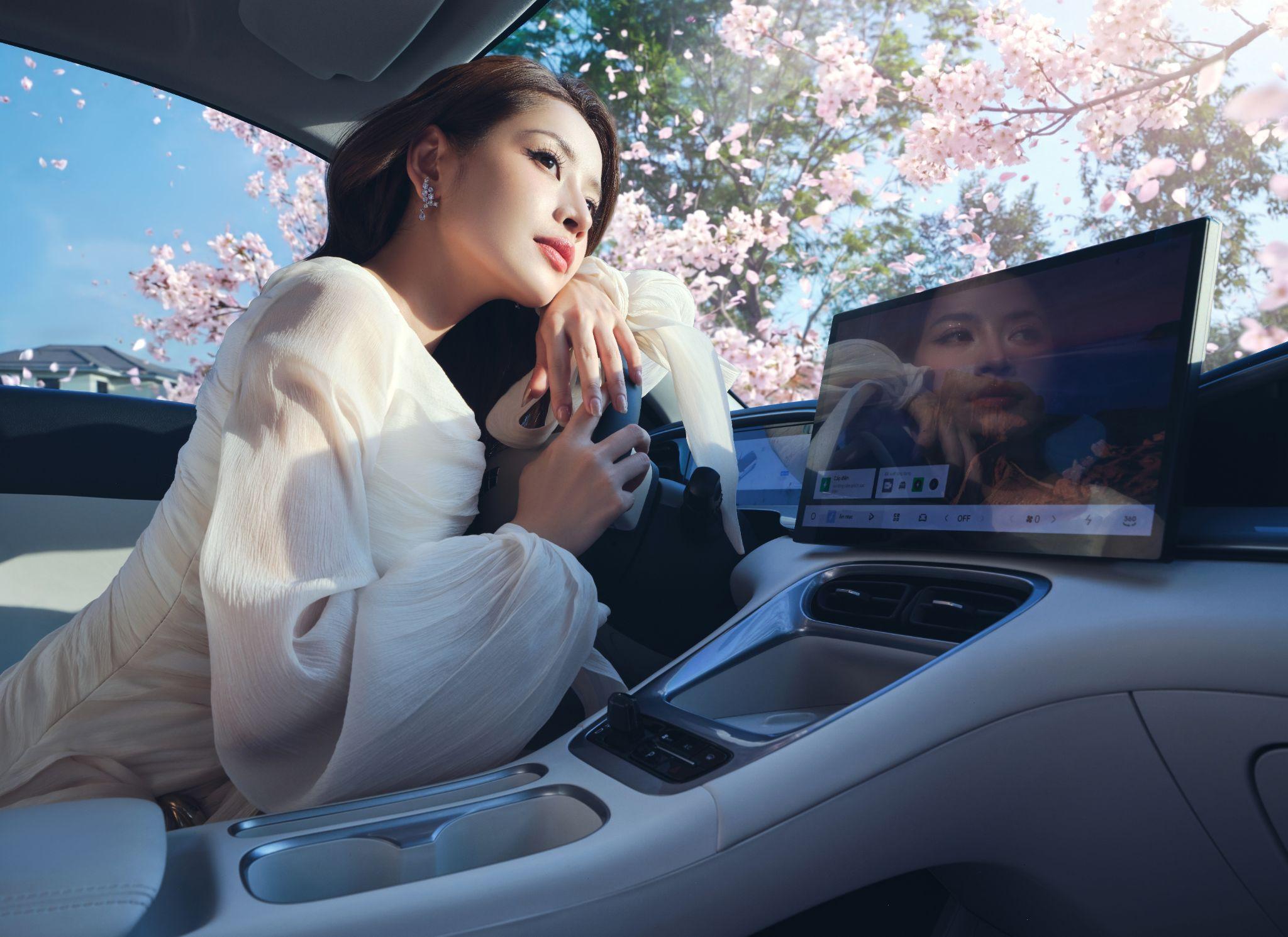 Đại sứ thương hiệu Chi Pu cùng xe Geely EX2.