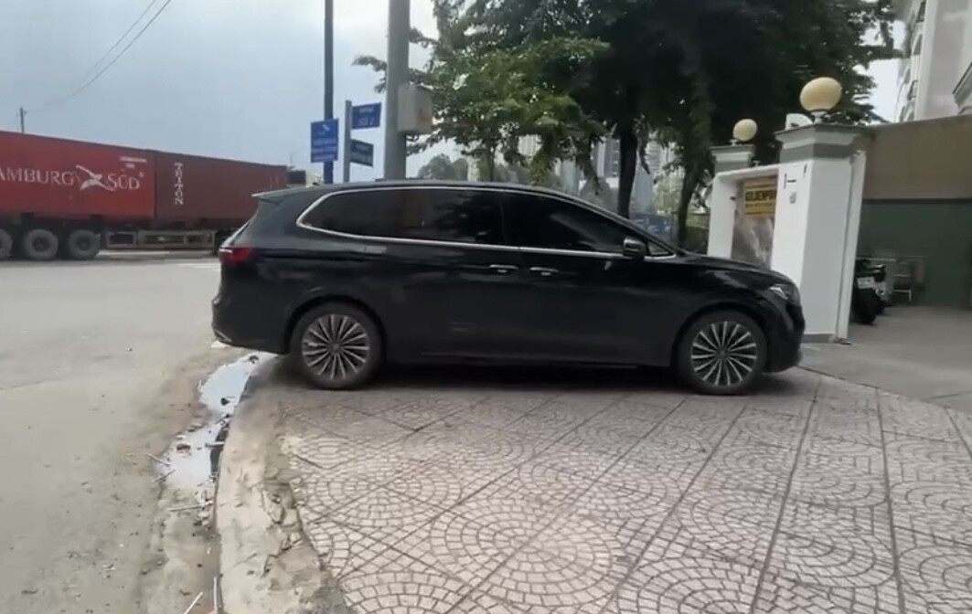 Lực lượng CSGT xử lý xe vi phạm sau phản ánh của người dân trên VNeTraffic.