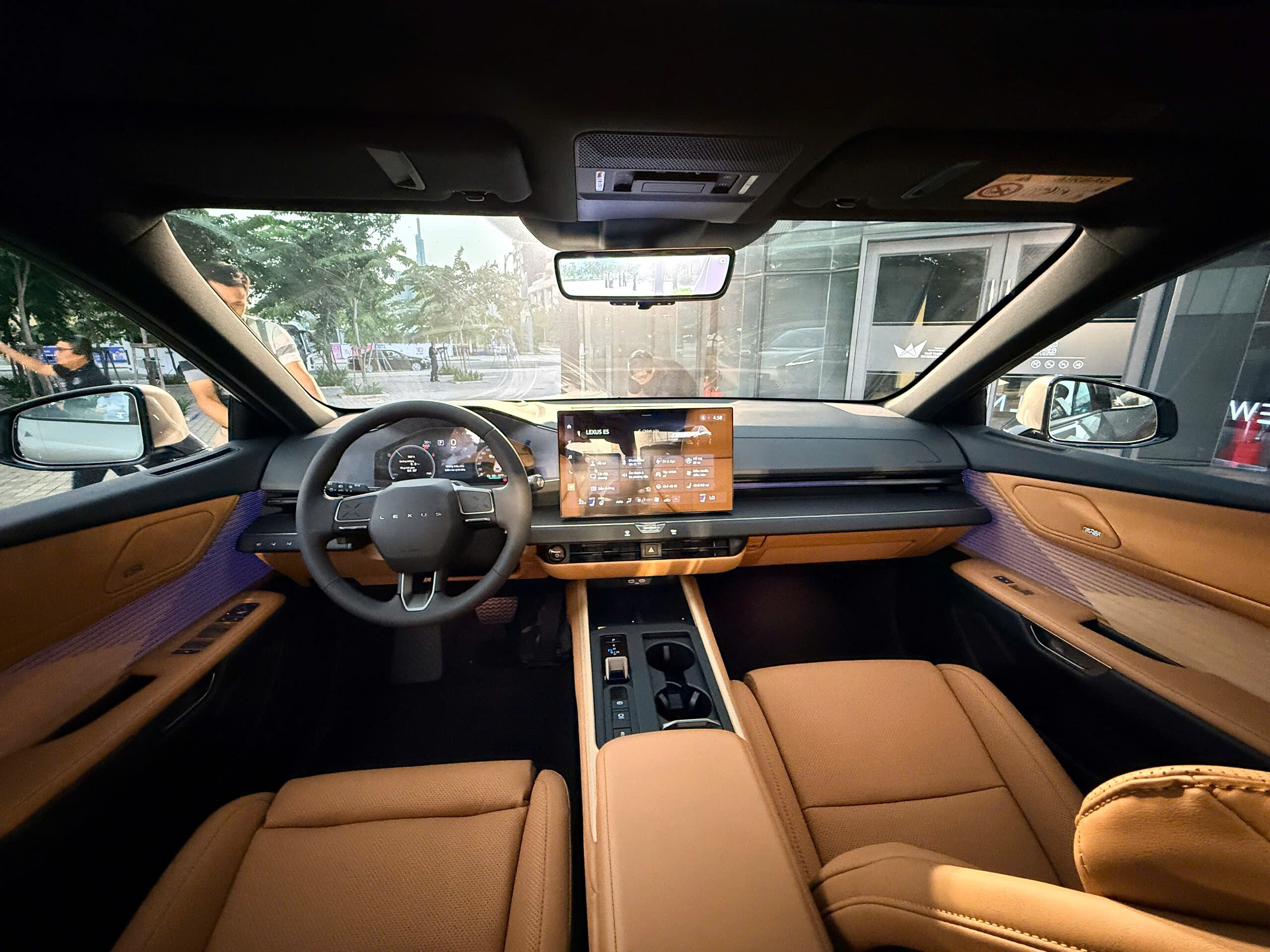 Khoang lái xe Lexus ES500e.