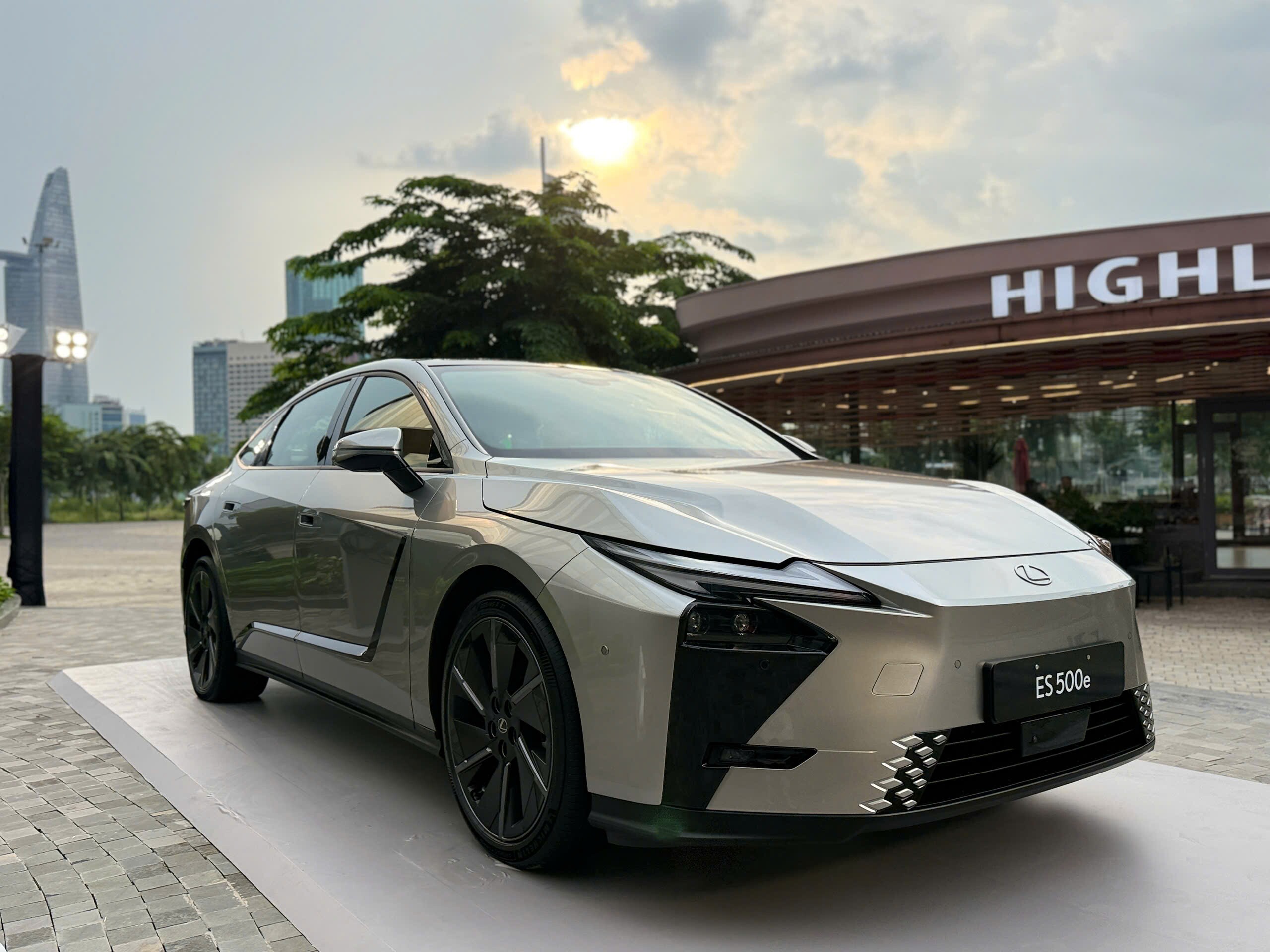 Lexus giới thiệu bộ đôi ES Hybrid và thuần điện thế hệ mới - 3