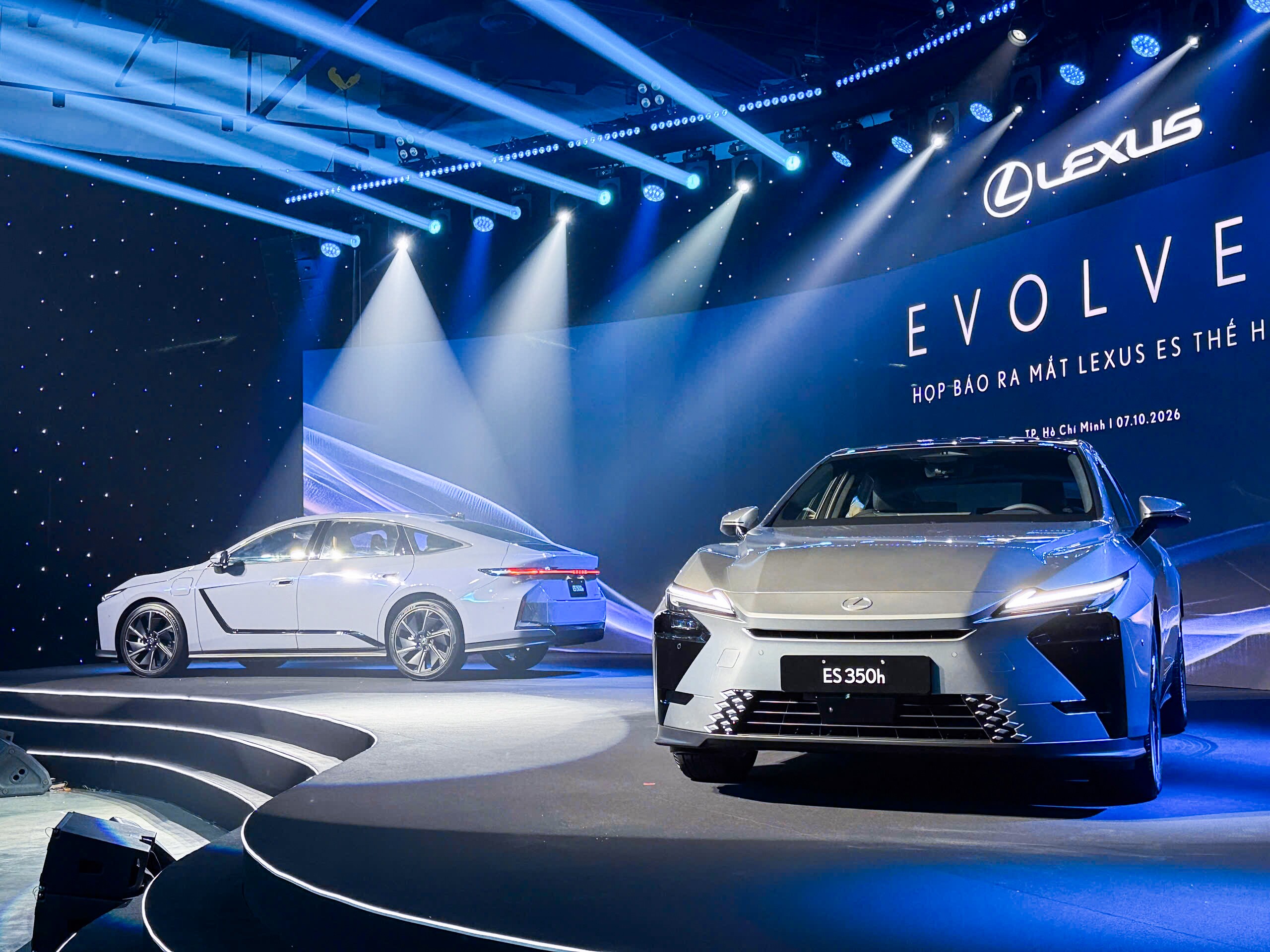 Lexus Việt Nam vừa giới thiệu ES thế hệ thứ 8 với sự thay đổi toàn diện về thiết kế.
