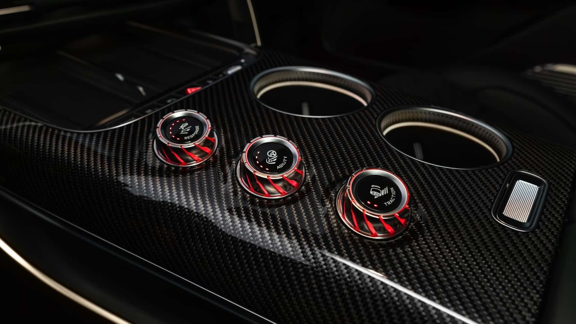 Mercedes-AMG vẫn tích hợp tính năng AMG Track Pack cho dòng xe này.