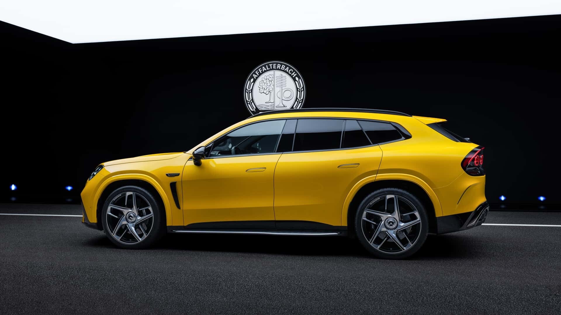 AMG GT SUV tiếp tục gây tranh cãi tương tự bản sedan bởi tỷ lệ phân bổ đường nét khá bề thế và phá cách. 