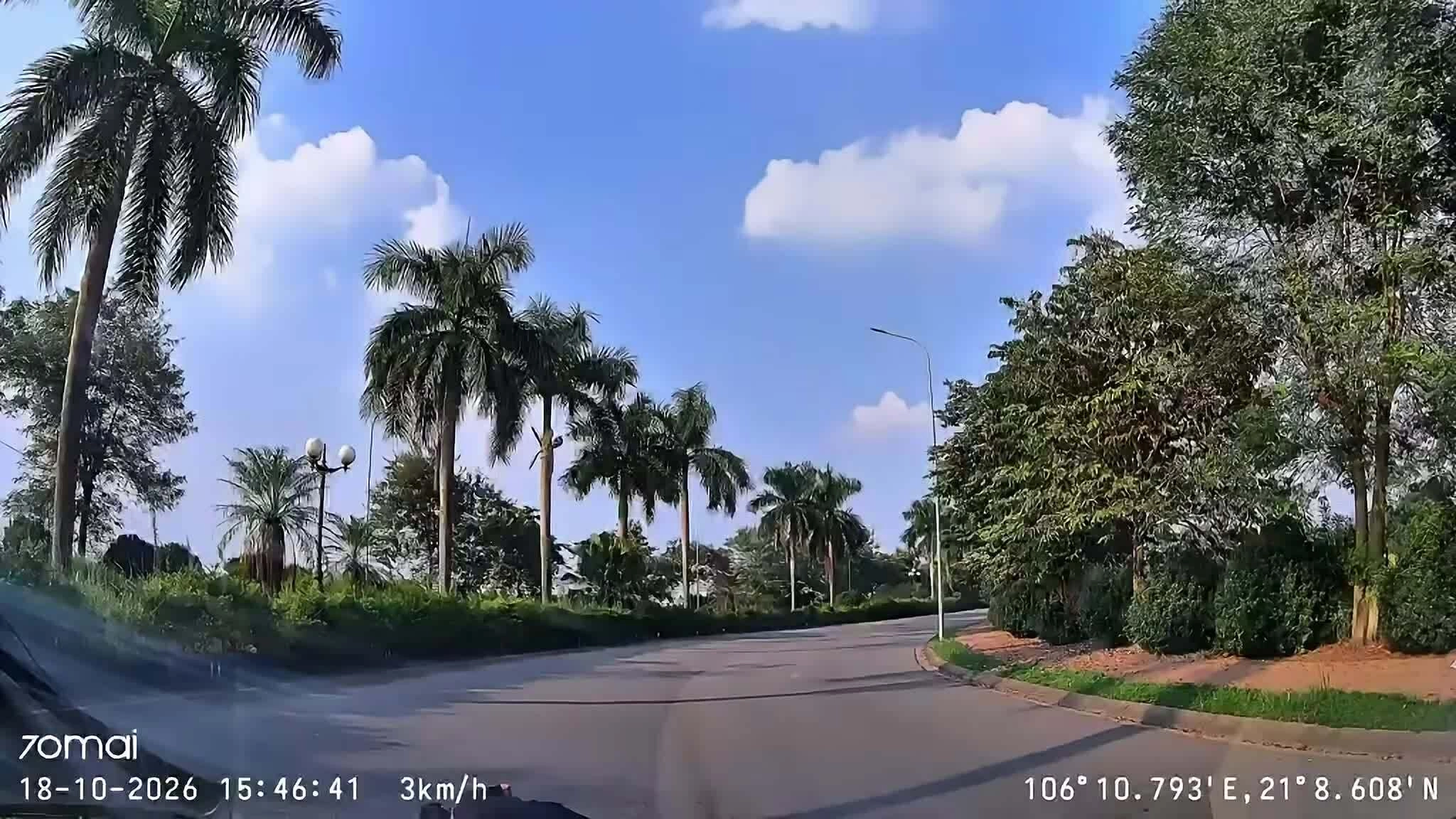 nam-thanh-nien-nam-ngang-truoc-dau-o-to-1792460930 Nam thanh niên nằm ngang trước đầu ô tô