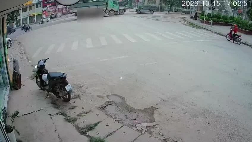 Người đi xe máy lọt vào gầm xe tải