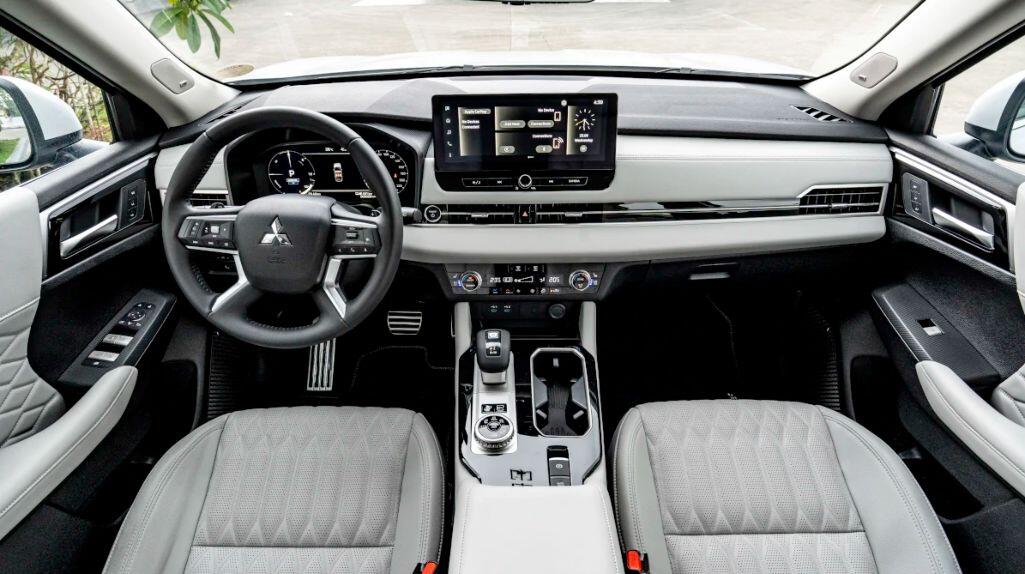Trung tâm bảng táp-lô là màn hình giải trí 12,3 inch, hỗ trợ Apple CarPlay và Android Auto.