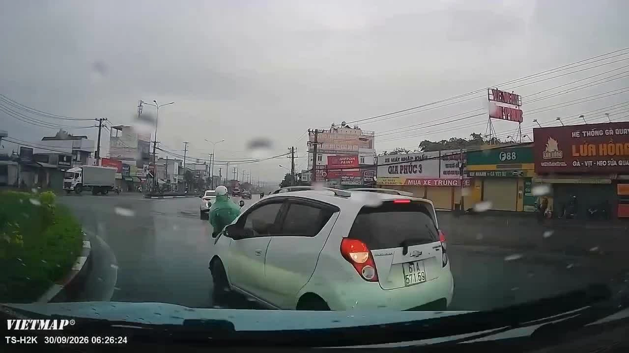 Ôtô lao vào vòng xuyến tông người đi xe máy điện