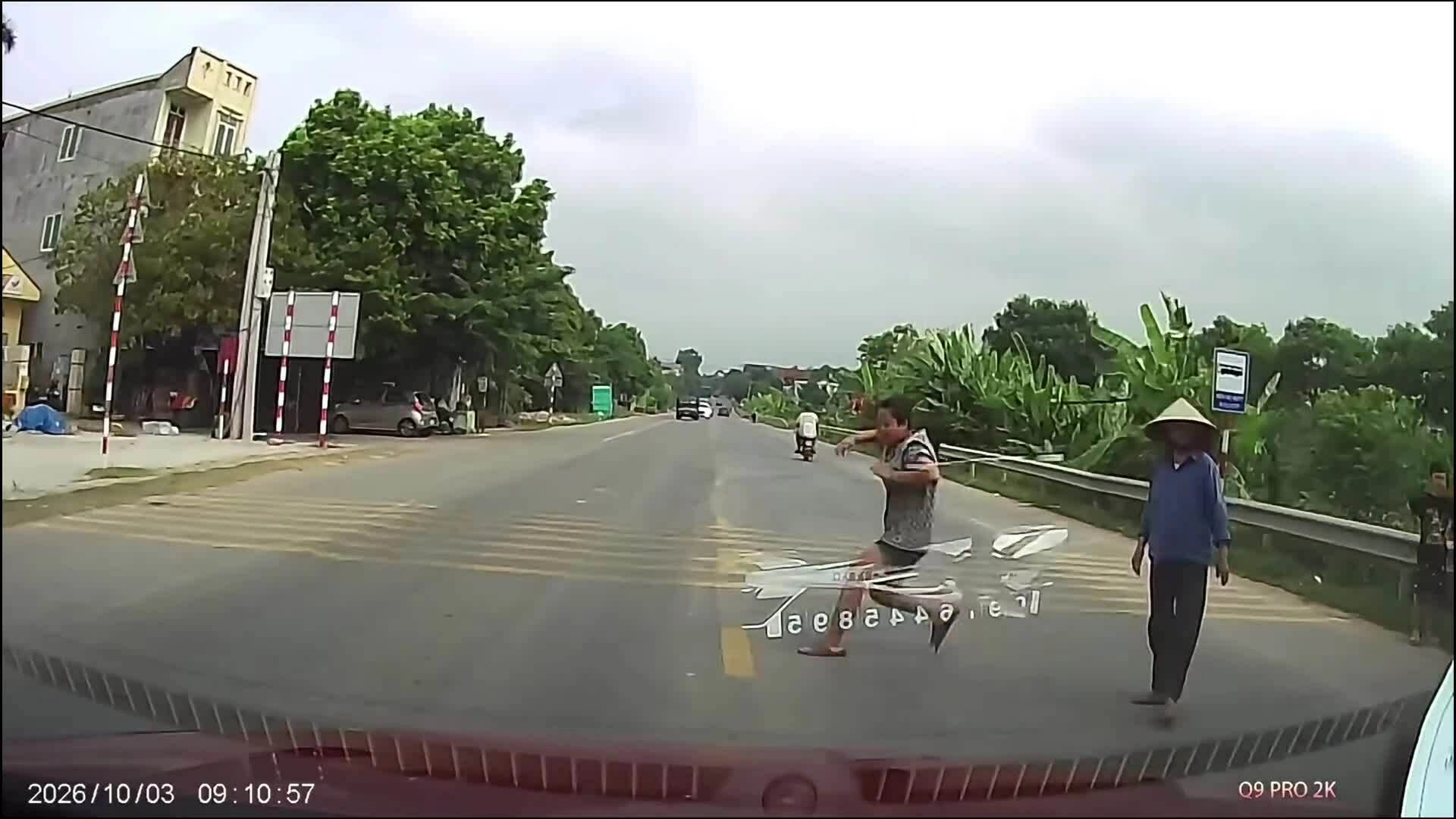 oto-tong-nga-nguoi-chay-cat-dau-xe-1791086931 Ôtô tông ngã người chạy cắt đầu xe