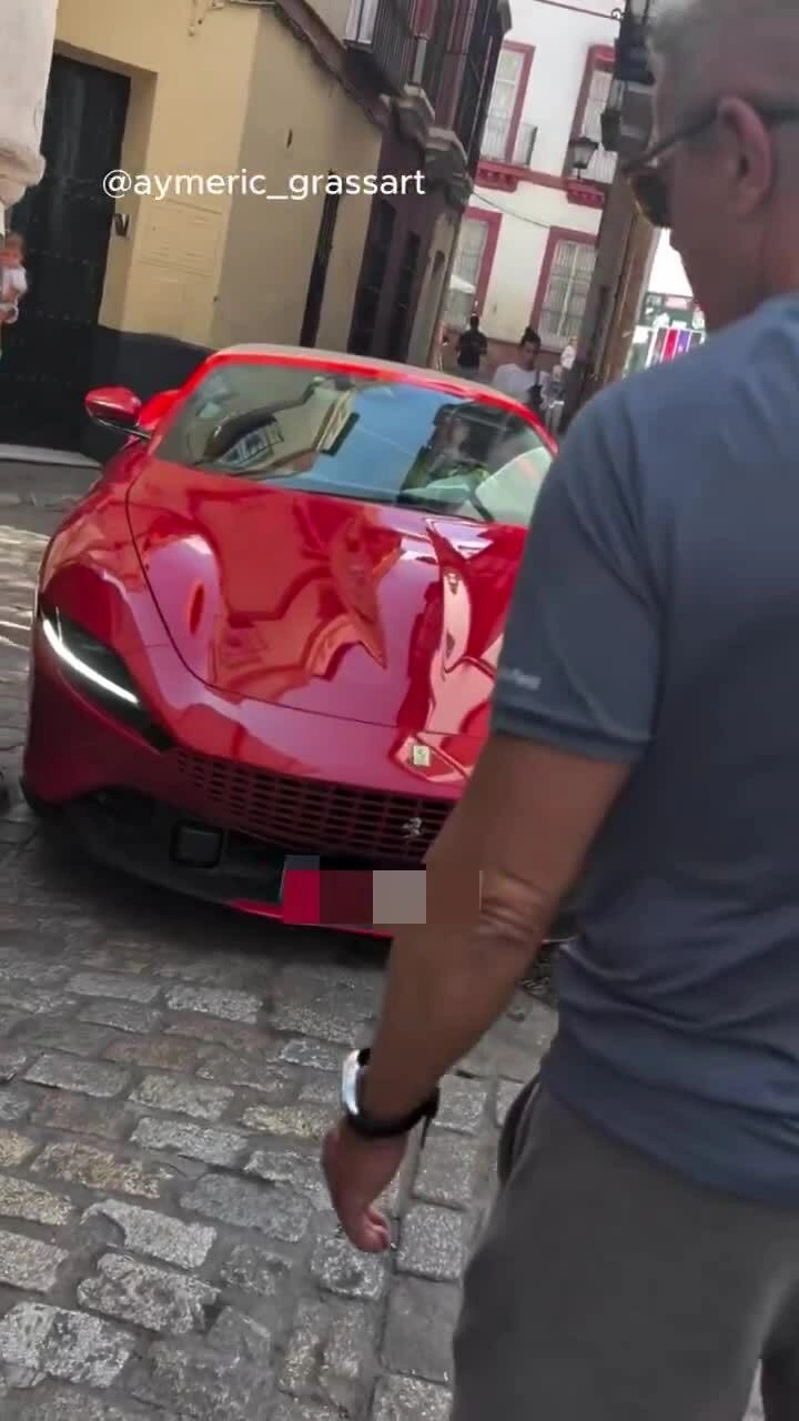 Siêu xe Ferrari mắc kẹt trong khu phố cổ