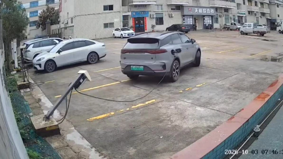 Tài xế xe điện quên tháo sạc, giật đổ trụ sạc