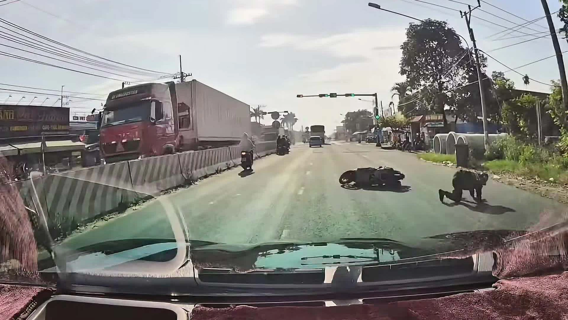 Tạt đầu ôtô, người đi xe máy bị đâm văng