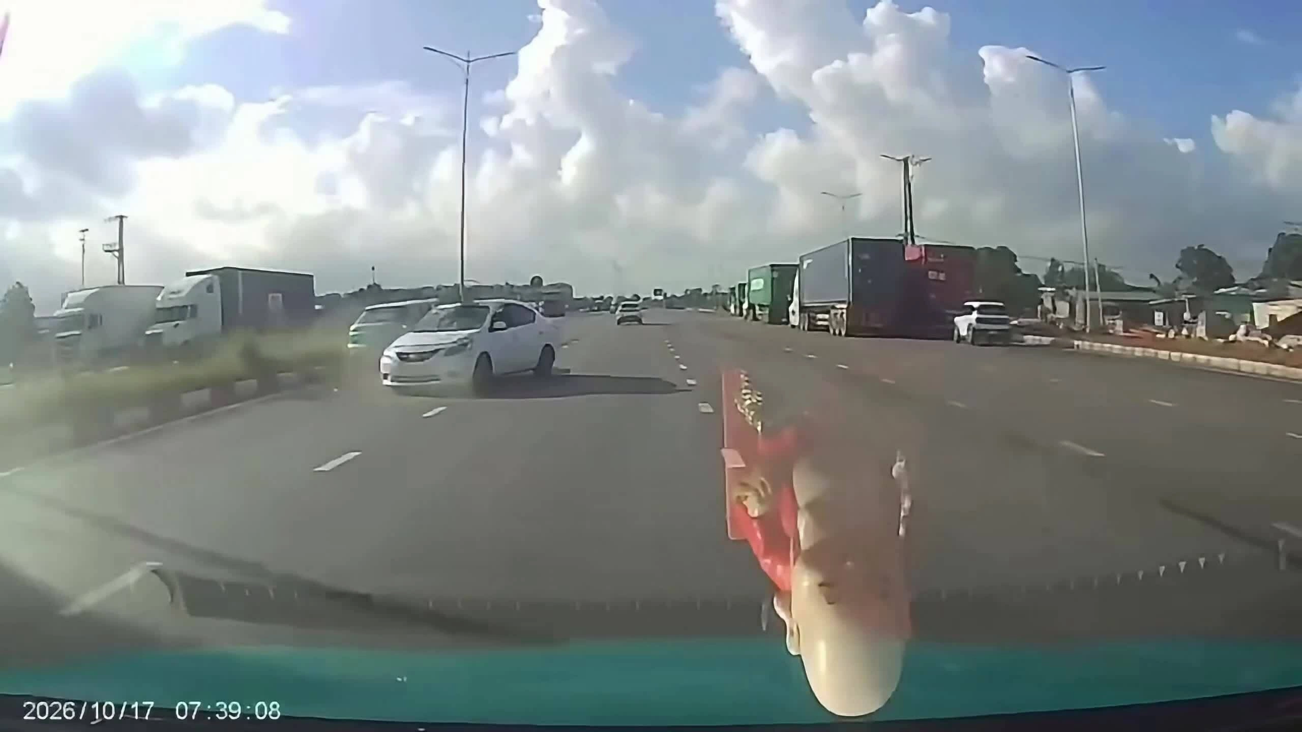 taxi-lao-dau-vao-o-to-di-nguoc-chieu-1792459541 Taxi lao đầu vào ô tô đi ngược chiều