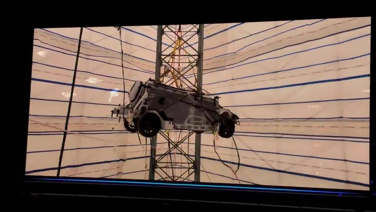 Tesla hé lộ bí mật trong quá trình phát triển siêu xe bay