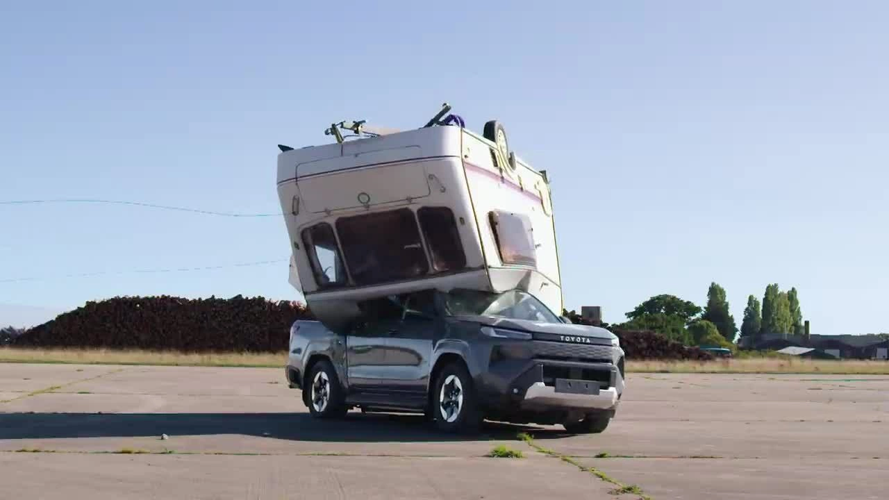 Toyota cho thùng xe caravan đè trúng bán tải điện Hilux