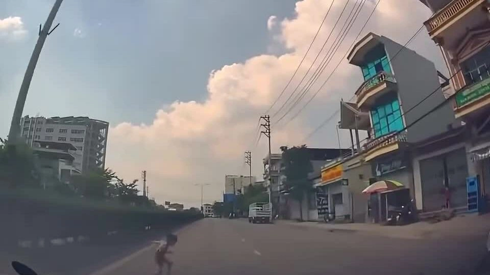 Từ dải phân cách cứng cậu bé lao đầu vào ô tô