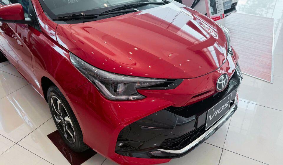 v-3-1793302810-565-width960height560 Toyota Vios vẫn là một trong những cái tên quen thuộc với khách hàng mua xe lần đầu.