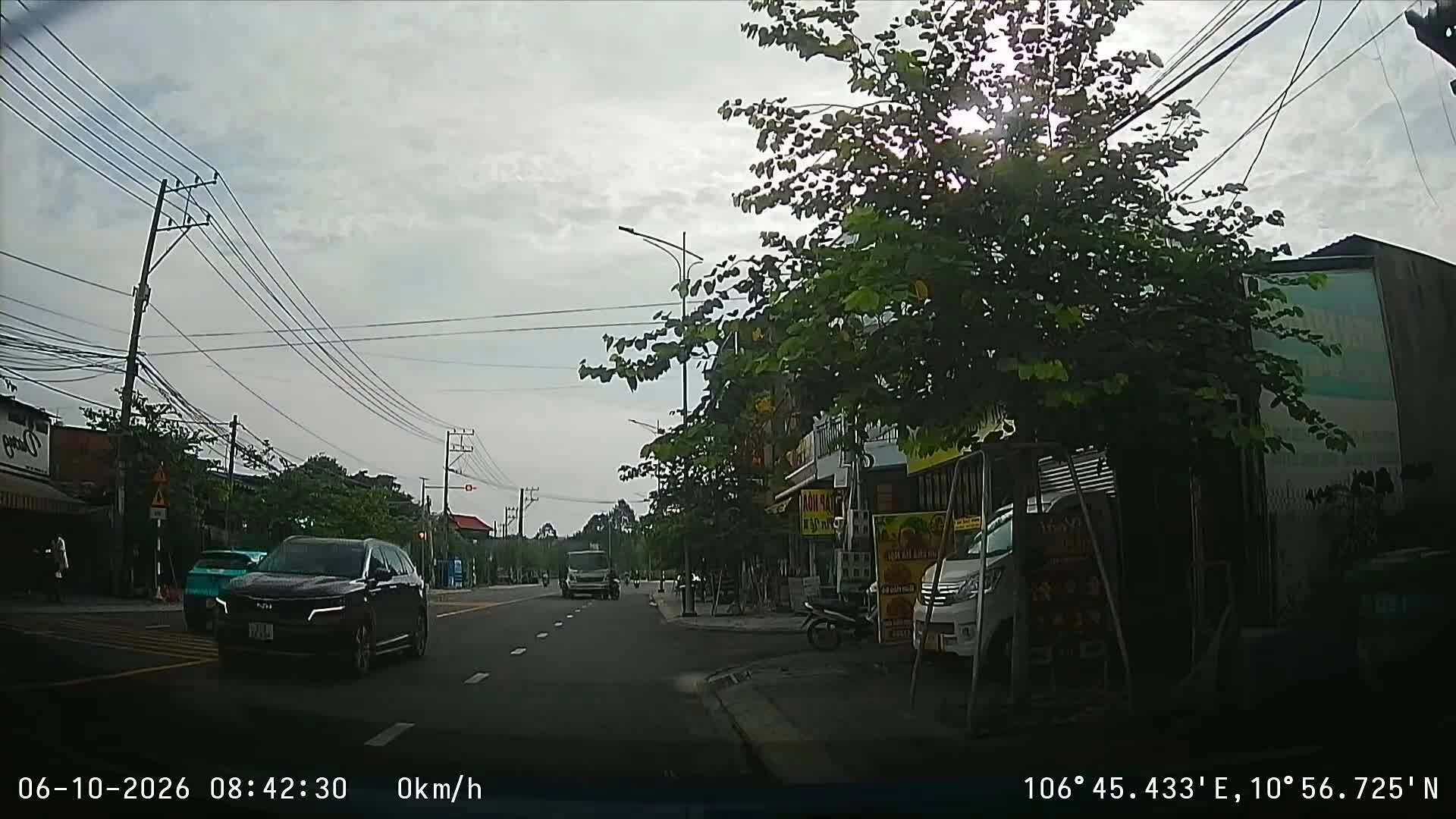 Xe chở rác hất ngã người đi xe máy rồi phóng đi