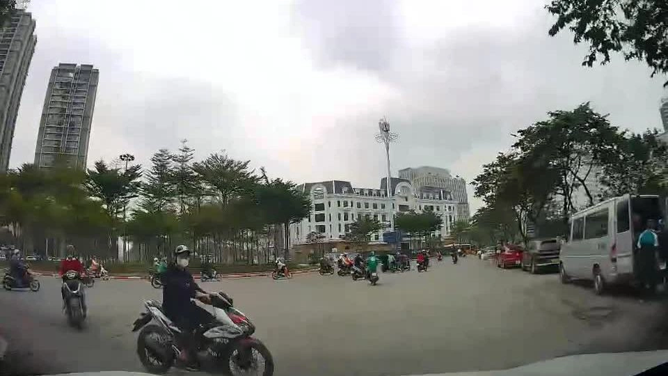 Xe máy đi ngược chiều lao vào đầu ôtô