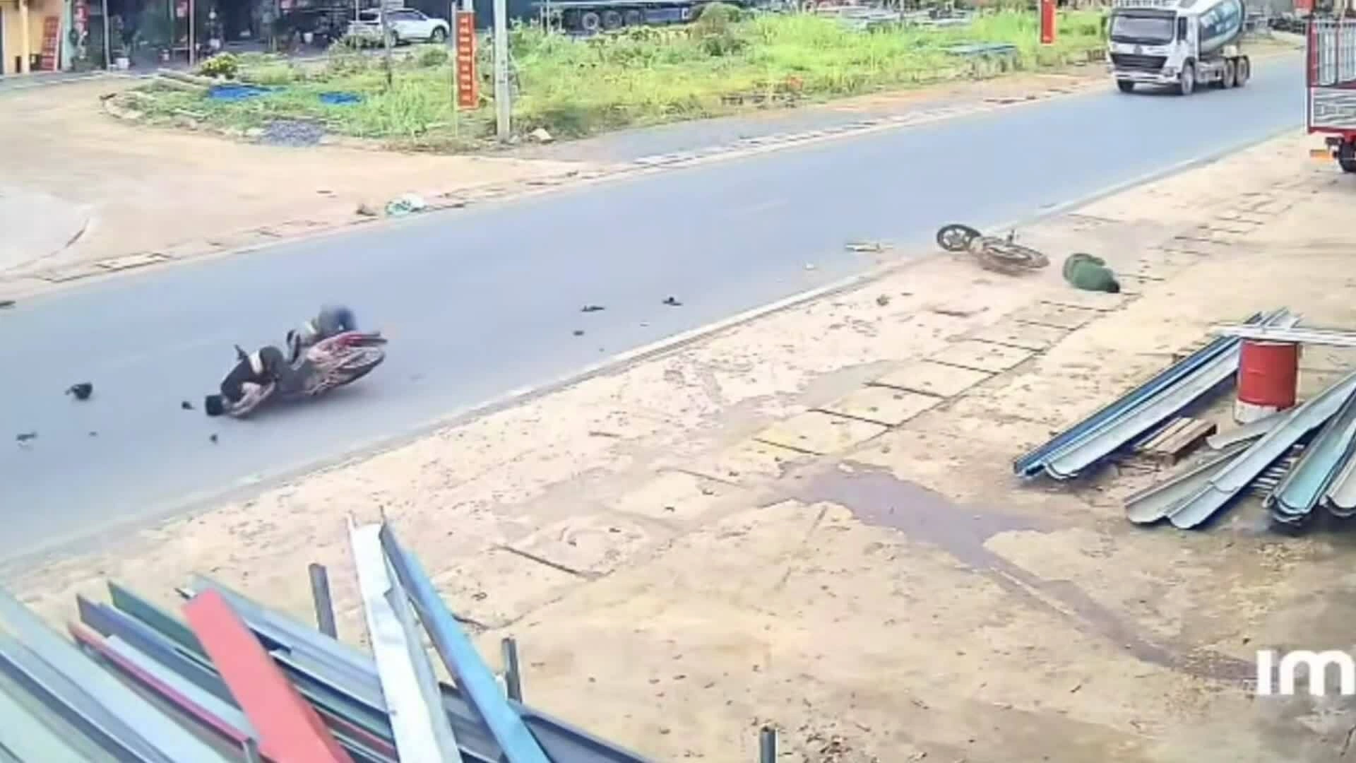 Xe máy lấn trọn làn để vượt như chốn không người, đâm thẳng vào xe khác