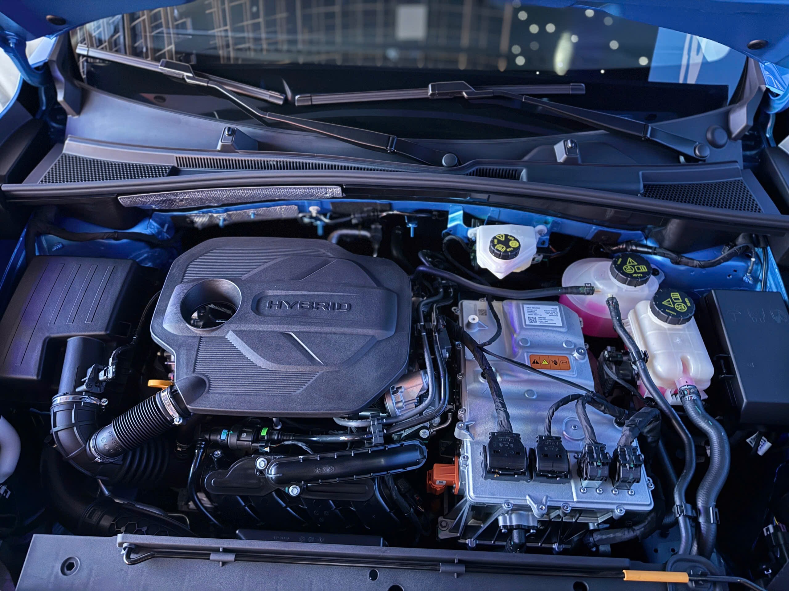 MG ZS Hybrid+ tăng tốc từ 0 lên 100 km/h trong khoảng 8,7 giây và mức tiêu hao nhiên liệu chỉ 4,53 lít/100 km.