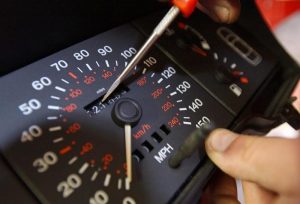 Đồng hồ công-tơ-mét trên ô tô có tua ngược được không?