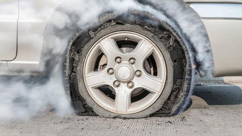 5 mẹo phòng tránh nổ lốp xe ô tô khi trời nắng nóng