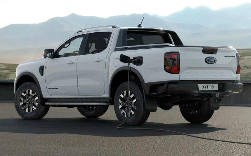 Đuôi xe Ford Ranger 2024 khá gọn gàng và được trang bị đầy đủ các bệ bước và đèn hậu dạng LED ấn tượng