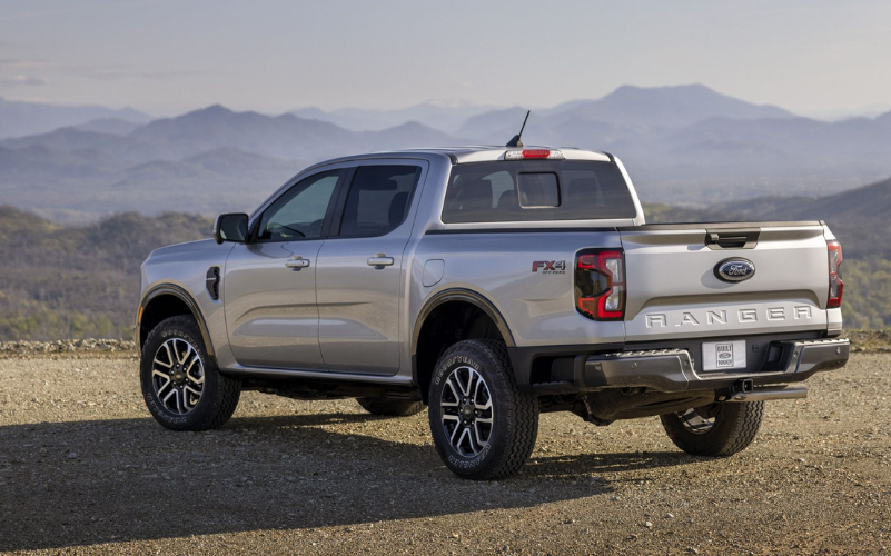 Ford Ranger 2024 có thể phát hiện vật chướng ngại, người đi bộ hoặc một phương tiện cắt ngang phía sau xe của bạn